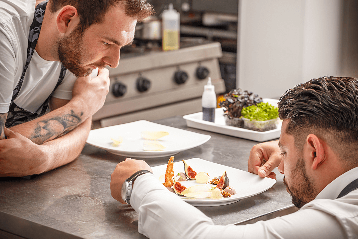 początkujący kucharze szykujący danie