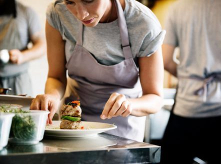 szef kuchni przygotowujący danie