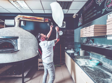 otwarta kuchnia w pizzerii