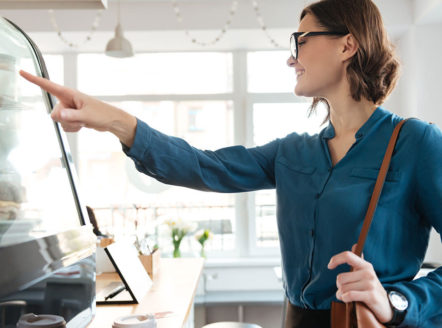 wybieranie produktów przez klienta z witryny ekspozycyjnej