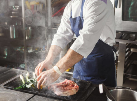 szef kuchni grilujący mięso