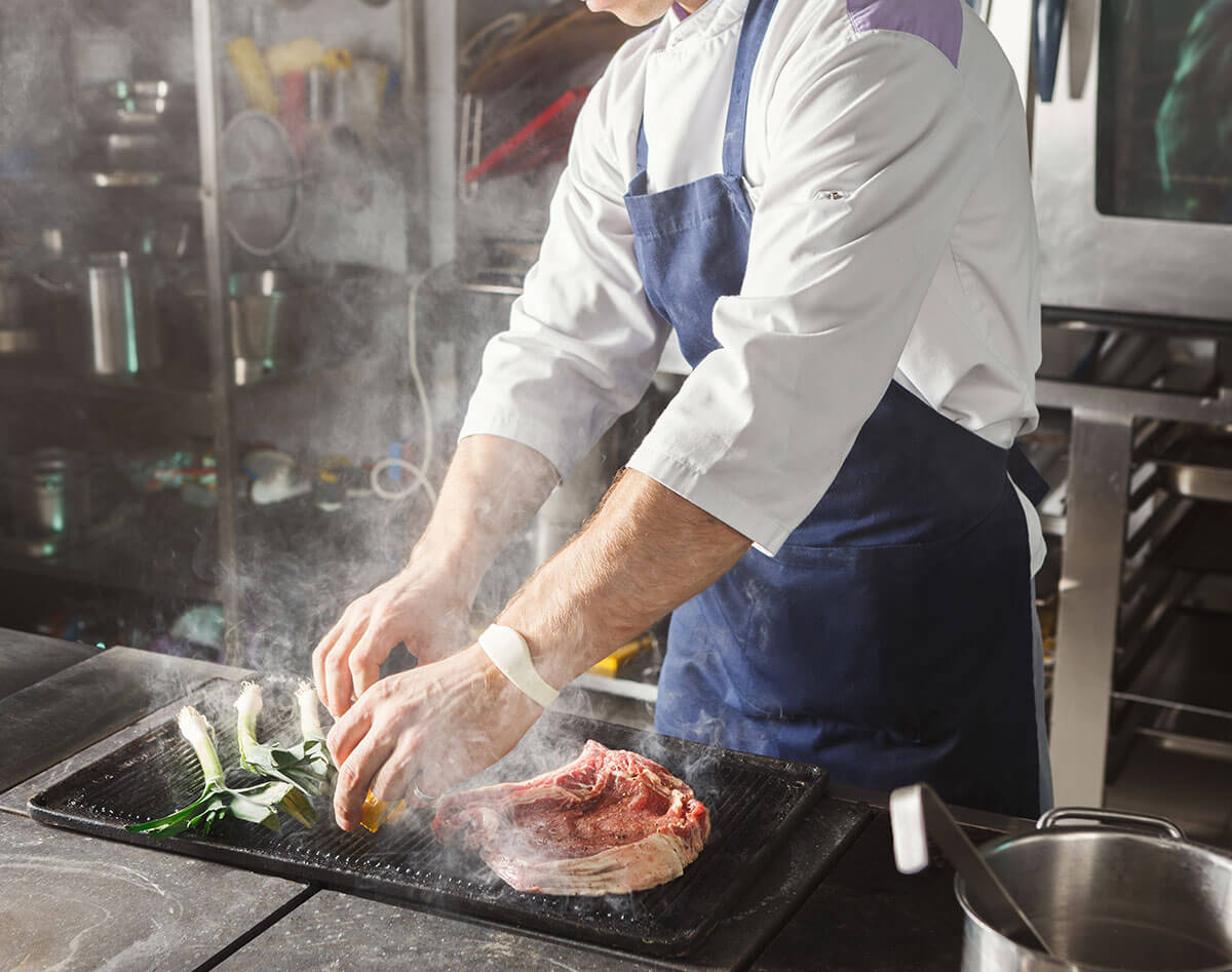 szef kuchni grilujący mięso